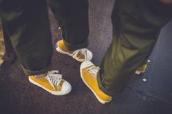 อัปเดต! รองเท้าผ้าใบ สีเหลือง 8 แบรนด์สุดฮิต สวยเฟี้ยว ไม่ตกเทรนด์