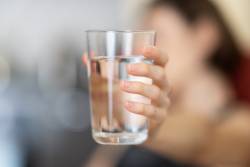 10 เหตุผลที่บ่งบอกว่าคุณควร ดื่มน้ำตอนเช้า ทันทีที่คุณตื่นนอน มีข้อดีอย่างไร ตรงนี้มีคำตอบ