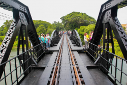 สะพานข้ามแม่น้ำแคว ชมรถไฟสายประวัติศาสตร์ ที่เที่ยวกาญจนบุรี สุดขึ้นชื่อ
